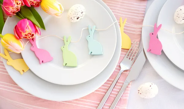 Hermosa Mesa Con Vajilla Flores Para Celebración Pascua Vajilla Cubiertos — Foto de Stock