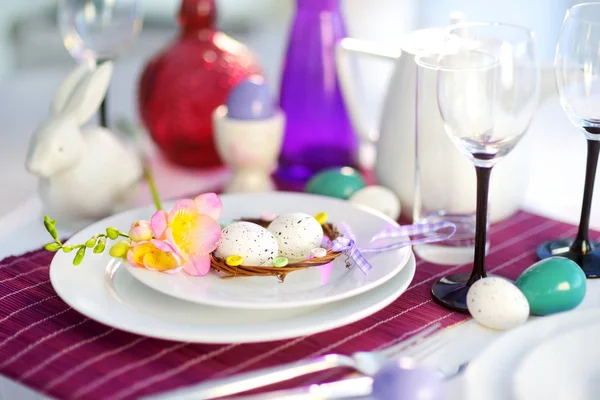 食器とイースターのお祝いの花を持つ美しいテーブルセッティング ガラス製品 カトラリー イベントの仕出し料理ディナー — ストック写真