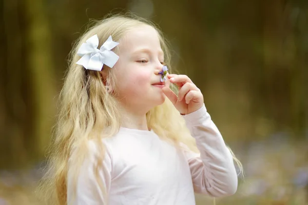 Bedårande Liten Flicka Plocka Första Blommorna Våren Skogen Vacker Solig — Stockfoto