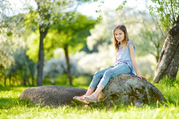 Schattig Meisje Bloeiende Apple Tree Tuin Een Mooie Lentedag Schattig — Stockfoto