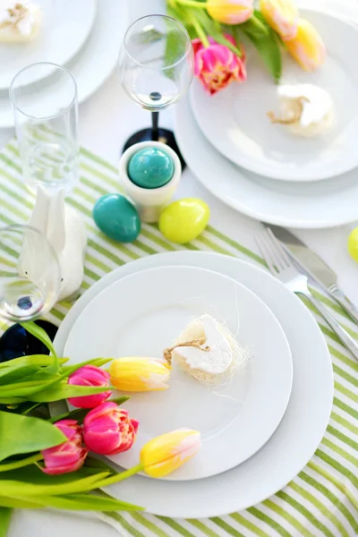 Hermosa Mesa Con Vajilla Flores Para Celebración Pascua Vajilla Cubiertos —  Fotos de Stock