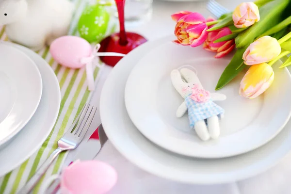 Beau Décor Table Avec Vaisselle Fleurs Pour Célébration Pâques Verrerie — Photo