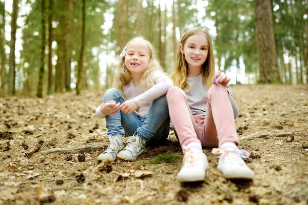 Deux Jolies Jeunes Sœurs Amusent Lors Une Randonnée Forêt Début — Photo