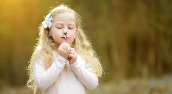 Adorable Niña Recogiendo Las Primeras Flores Primavera Bosque Hermoso Día — Foto de Stock