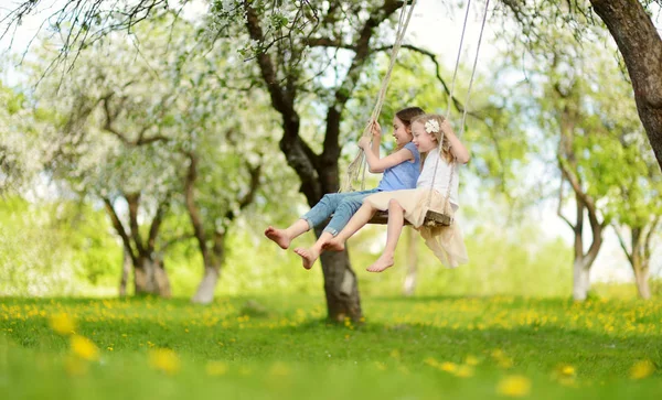 Dos Hermanas Lindas Divirtiéndose Columpio Floreciente Jardín Manzanos Viejos Aire — Foto de Stock