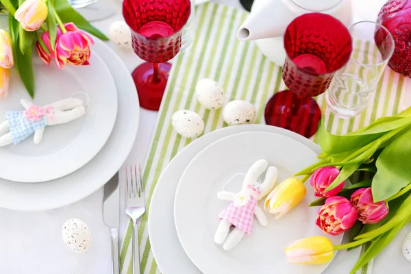 Vacker Dukning Med Porslin Och Blommor För Påskfirande Glas Och — Stockfoto