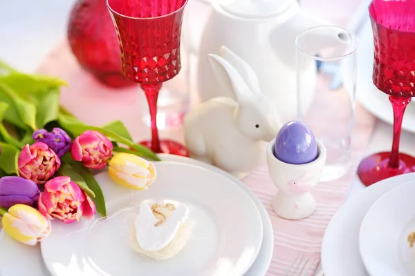 Piękny Stół Ustawienie Naczynia Kwiaty Świętowania Wielkanocy Naczynia Sztućce Dla — Zdjęcie stockowe