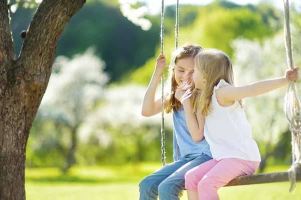 Dwa Cute Siostry Zabawy Huśtawce Kwitnących Stary Ogród Drzewa Jabłko — Zdjęcie stockowe