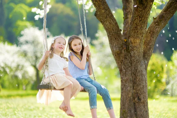 Dwa Cute Siostry Zabawy Huśtawce Kwitnących Stary Ogród Drzewa Jabłko — Zdjęcie stockowe