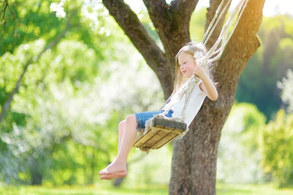 Söt Liten Flicka Att Kul Gunga Blommande Gamla Apple Tree — Stockfoto