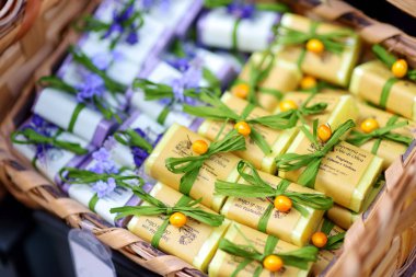 Manarola, İtalya - 18 Kasım 2018: Manarola köyü, Cinque Terre, Liguria'nın yaya bölgesinde küçük dükkanlarda satılan çeşitli yiyecek, mal ve tipik hediyelik eşyalar.