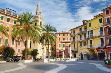 Lerici, İtalya - 19 Kasım 2018: İtalya'nın Riviera şehrinde, İtalya'nın Riviera eyaletinde, Liguria'daki La Spezia eyaletinde yer alan Lerici kasabasındaki Piazza Mottino meydanı.