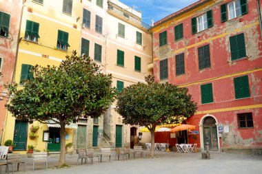 Vernazza, İtalya - 18 Kasım 2018: Cinque Terre, Liguria, İtalya'nın beş köyünden Vernazza'nın pastel evleri.