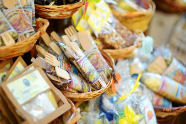 Manarola, İtalya - 18 Kasım 2018: Manarola köyü, Cinque Terre, Liguria'nın yaya bölgesinde küçük dükkanlarda satılan çeşitli yiyecek, mal ve tipik hediyelik eşyalar.