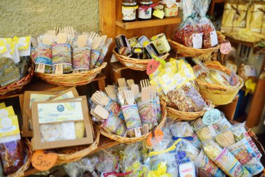 Manarola, İtalya - 18 Kasım 2018: Manarola köyü, Cinque Terre, Liguria'nın yaya bölgesinde küçük dükkanlarda satılan çeşitli yiyecek, mal ve tipik hediyelik eşyalar.