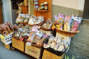 Manarola, İtalya - 18 Kasım 2018: Manarola köyü, Cinque Terre, Liguria'nın yaya bölgesinde küçük dükkanlarda satılan çeşitli yiyecek, mal ve tipik hediyelik eşyalar.
