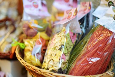 Manarola, İtalya - 18 Kasım 2018: Manarola köyü, Cinque Terre, Liguria'nın yaya bölgesinde küçük dükkanlarda satılan çeşitli yiyecek, mal ve tipik hediyelik eşyalar.