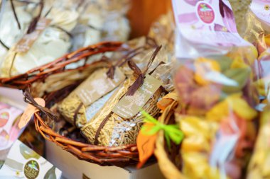 Manarola, İtalya - 18 Kasım 2018: Manarola köyü, Cinque Terre, Liguria'nın yaya bölgesinde küçük dükkanlarda satılan çeşitli yiyecek, mal ve tipik hediyelik eşyalar.