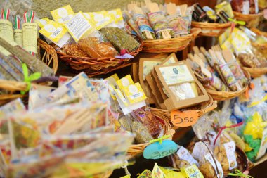 Manarola, İtalya - 18 Kasım 2018: Manarola köyü, Cinque Terre, Liguria'nın yaya bölgesinde küçük dükkanlarda satılan çeşitli yiyecek, mal ve tipik hediyelik eşyalar.