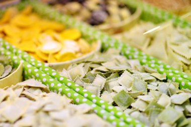 Cenova, İtalya'da bir pazarda satılan taze makarna farklı türleri