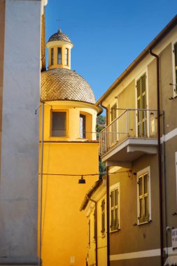 İtalyan Rivierası'nın bir parçası olan Liguria'daki La Spezia eyaletinde yer alan Lerici kasabasının renkli evleri