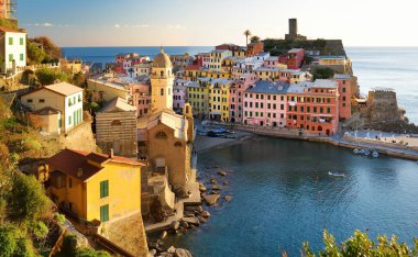 İtalyan Rivierası'nın engebeli kuzeybatı kıyısında yer alan Cinque Terre'nin beş asırlık köylerinden biri olan vernazza'nın renkli evleri ve küçük marinası.