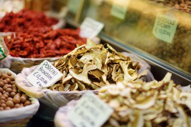 Cenova, İtalya'da bir pazarda satılan kurutulmuş porcini mantar