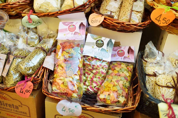 Manarola, italien - 18. November 2018: verschiedene lebensmittel, waren und typische souvenirs, die in kleinen geschäften in der fußgängerzone von manarola village, cinque terre, ligurien verkauft werden. — Stockfoto