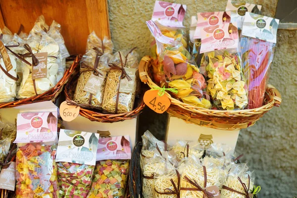 Manarola, Italien-november 18, 2018: olika livsmedel, varor och typiska souvenirer säljs på små butiker på gågatan i Manarola byn, Cinque Terre, Ligurien. — Stockfoto