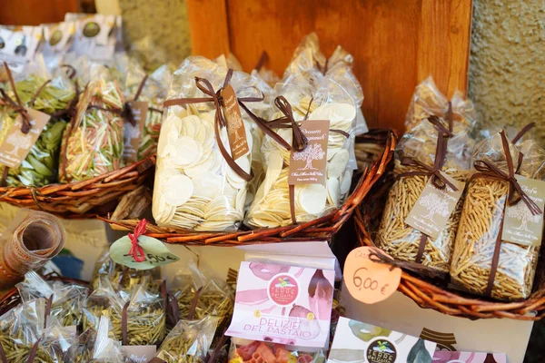 Manarola, İtalya - 18 Kasım 2018: Manarola köyü, Cinque Terre, Liguria'nın yaya bölgesinde küçük dükkanlarda satılan çeşitli yiyecek, mal ve tipik hediyelik eşyalar.