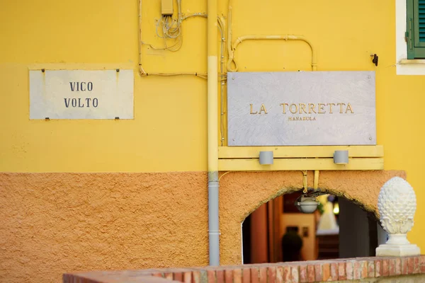 MANAROLA, ITALY - NOVEMBER 18, 2018: Beautiful details on the streets of Manarola, one of the five villages of Cinque Terre, Italy. — Stock Photo, Image