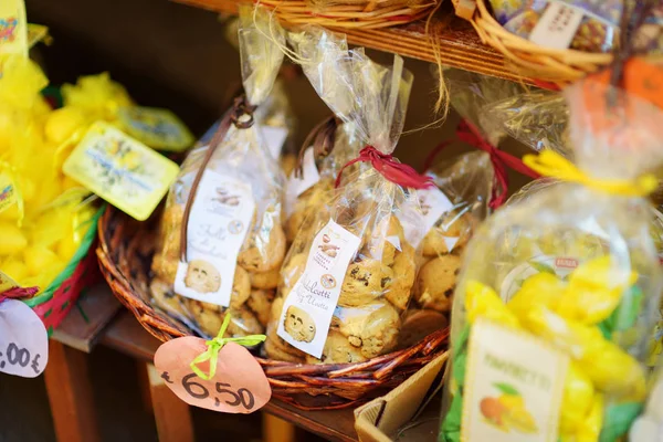 MANAROLA, ITALY - NOVEMBER 18, 2018: Various food, goods and typical souvenirs sold at small shops at the pedestrian area of Manarola village, Cinque Terre, Liguria. — Stock Photo, Image