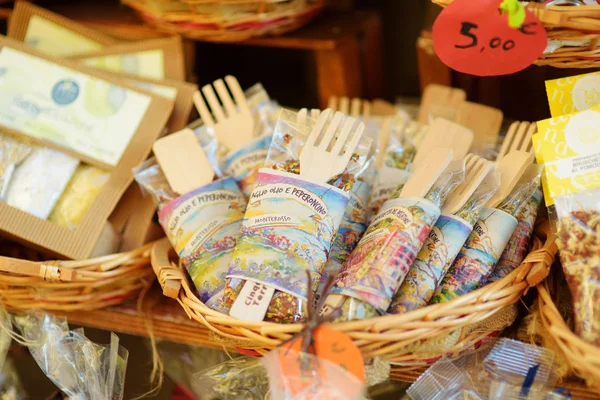 Manarola, italien - 18. November 2018: verschiedene lebensmittel, waren und typische souvenirs, die in kleinen geschäften in der fußgängerzone von manarola village, cinque terre, ligurien verkauft werden. — Stockfoto