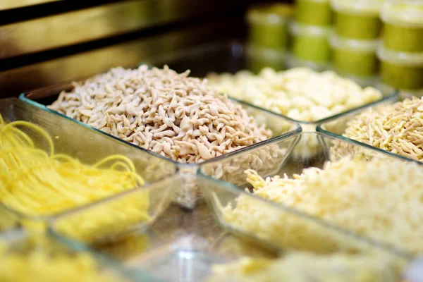 Olika typer av färsk pasta som säljs på en marknad i Genua, Italien — Stockfoto