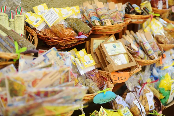 MANAROLA, ITALIE - 18 NOVEMBRE 2018 : Divers aliments, produits et souvenirs typiques vendus dans les petits magasins de la zone piétonne du village de Manarola, Cinque Terre, Ligurie . — Photo
