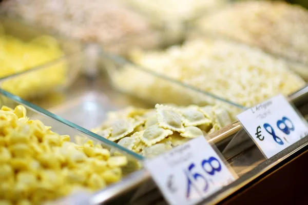 Diferentes tipos de pasta fresca vendida en un mercado en Génova, Italia —  Fotos de Stock
