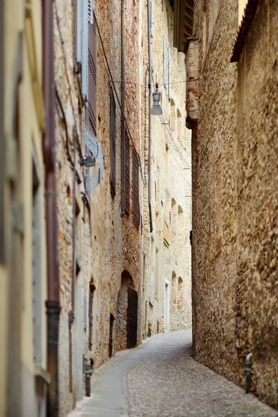 Bergamo şehrinin güzel ortaçağ arnavut kaldırımlı sokakları, İtalya. — Stok fotoğraf