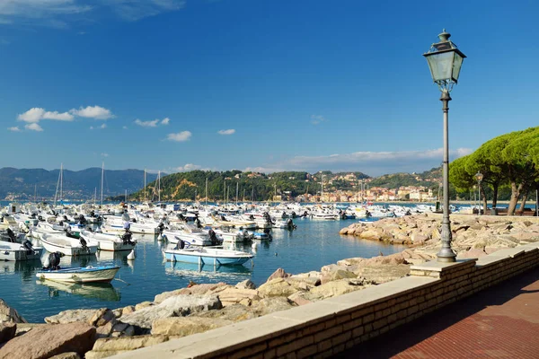 İtalyan Rivierası'nın bir parçası olan Lerici kasabasının marinasında küçük yatlar ve balıkçı tekneleri. — Stok fotoğraf