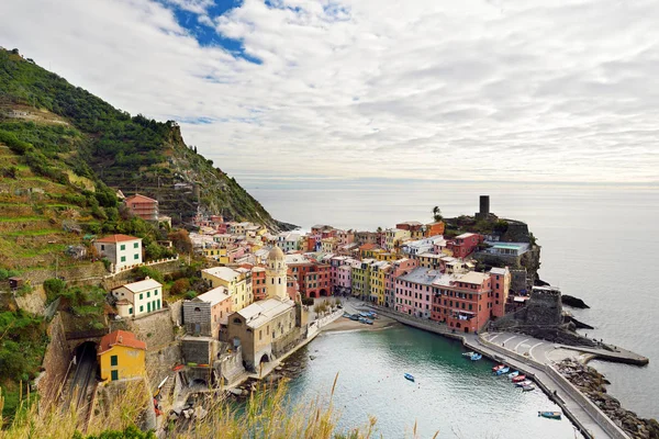 Pestré domy a malá Marina Vernazza, jedna z pěti staletí starých vesnic Cinque Terre, ležící na rozeklaných severozápadním pobřeží italské riviéře. — Stock fotografie