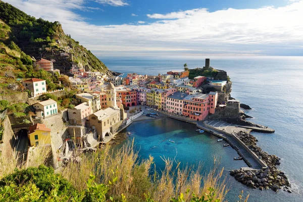 Casas coloridas y pequeño puerto deportivo de Vernazza, uno de los cinco pueblos centenarios de Cinque Terre, situado en la escarpada costa noroeste de la Riviera italiana . — Foto de Stock