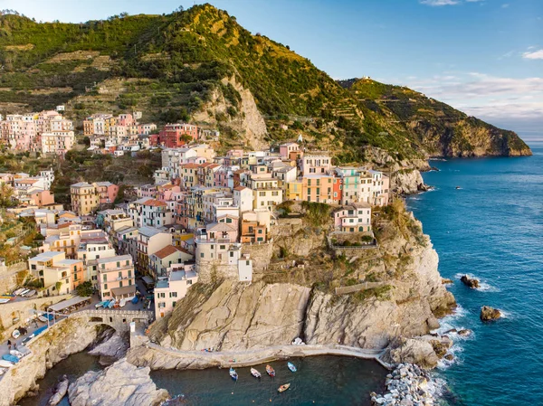 Manarola, jedna z nejpůvabnějších a romantických vesnic na Cinque Terre, Liguria, severní Itálie. — Stock fotografie