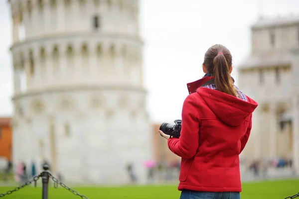 Joven turista femenina tomando fotos de la famosa Torre Inclinada de Pisa . — Foto de Stock