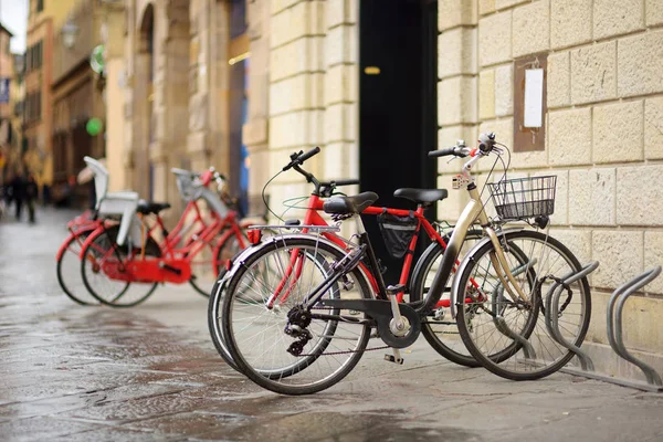 Biciclette parcheggiate su splendide strade medievali della città di Lucca, Toscana, Italia . — Foto Stock