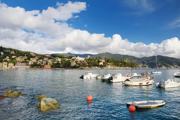 Piccoli yacht e barche da pesca nella marina della città di Santa Margherita Ligure, in Liguria — Foto Stock