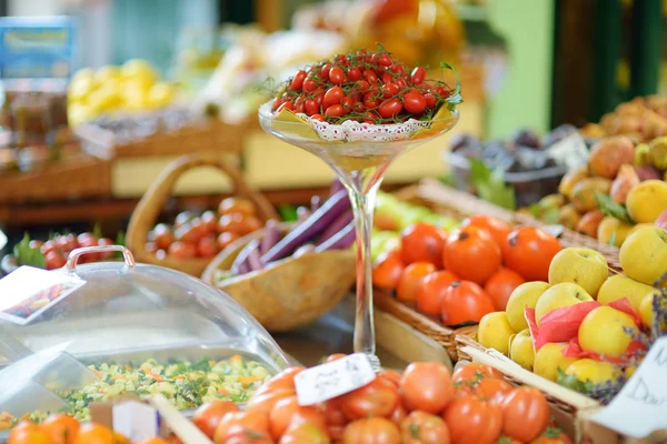イタリア・ジェノヴァの市場で販売されている有機野菜と緑の盛り合わせ — ストック写真