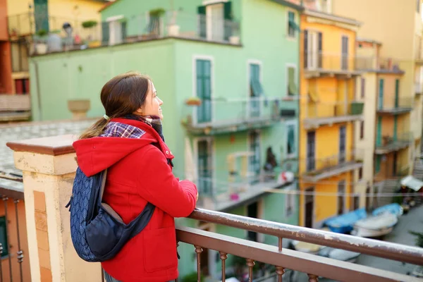 Jovem turista desfrutando da vista de Manarola, uma das cinco aldeias centenárias de Cinque Terre, localizada na costa noroeste acidentada da Riviera Italiana, Itália . — Fotografia de Stock