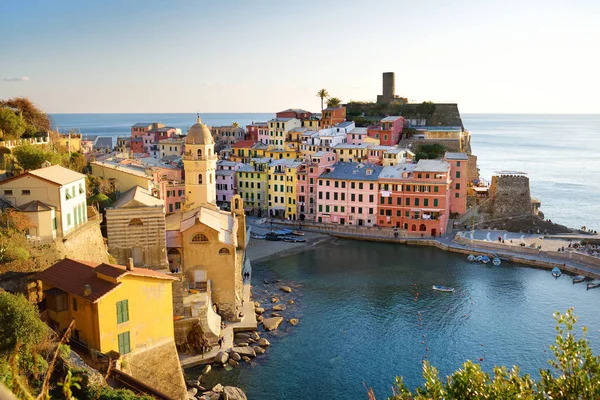 Colourful houses and small marina of Vernazza, one of the five centuries-old villages of Cinque Terre, located on rugged northwest coast of Italian Riviera. — Stock Photo, Image