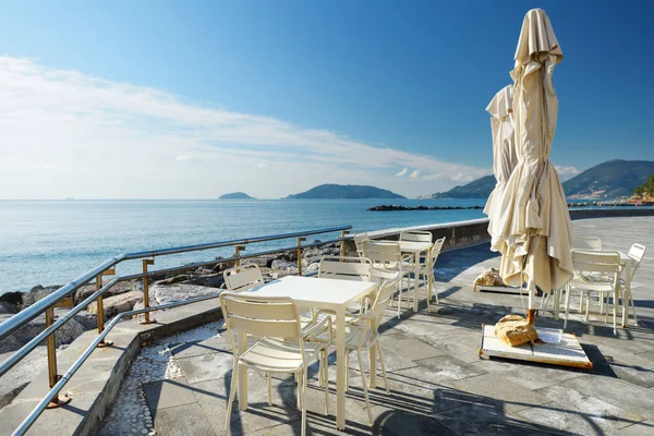 Buiten restaurants en cafés aan de kust van de stad Lerici, een deel van de Italiaanse Rivièra, Italië. — Stockfoto