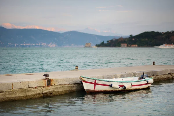 Einsames Fischerboot in der Marina von Porto Venere, einem Teil der italienischen Riviera, Italien. — Stockfoto