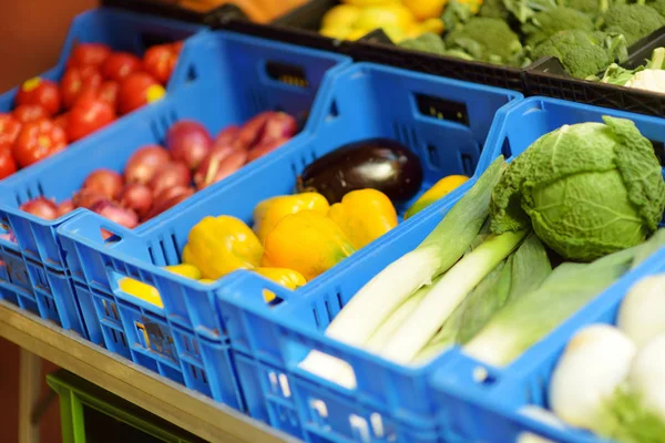 Produtos hortícolas orgânicos variados e produtos hortícolas vendidos num mercado em Génova, Itália — Fotografia de Stock